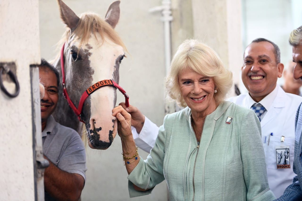 bezoek HRH Camilla Parker Bowles Brooke-Cairo bij een patiënt